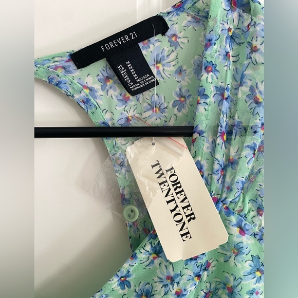 NEW WITH TAGS FOREVER 21 FLORAL DRESS - Picture 2 of 4